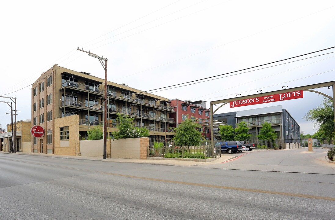 Judson Candy Factory Lofts in San Antonio, TX - Foto de edificio