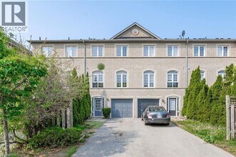 2367 Sutton Dr in Burlington, ON - Building Photo - Building Photo