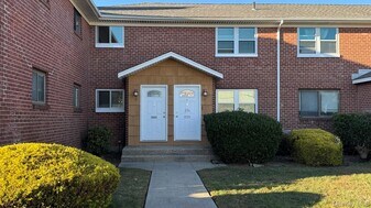 21 Barbara Ct in Sayville, NY - Building Photo