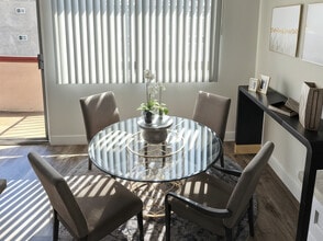 Woodland House Apartments in Woodland Hills, CA - Foto de edificio - Building Photo