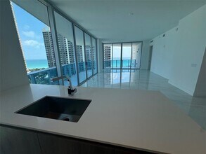 17550 Collins Ave, Unit 1005 in Sunny Isles Beach, FL - Foto de edificio - Building Photo