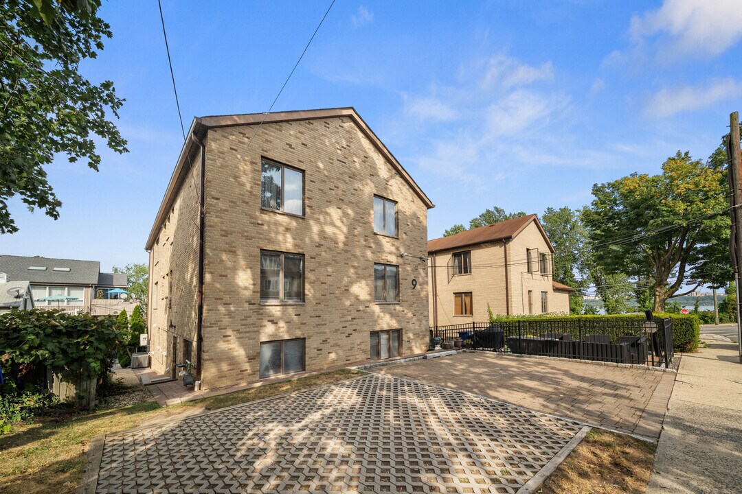 9 Sterling Pl in Edgewater, NJ - Building Photo