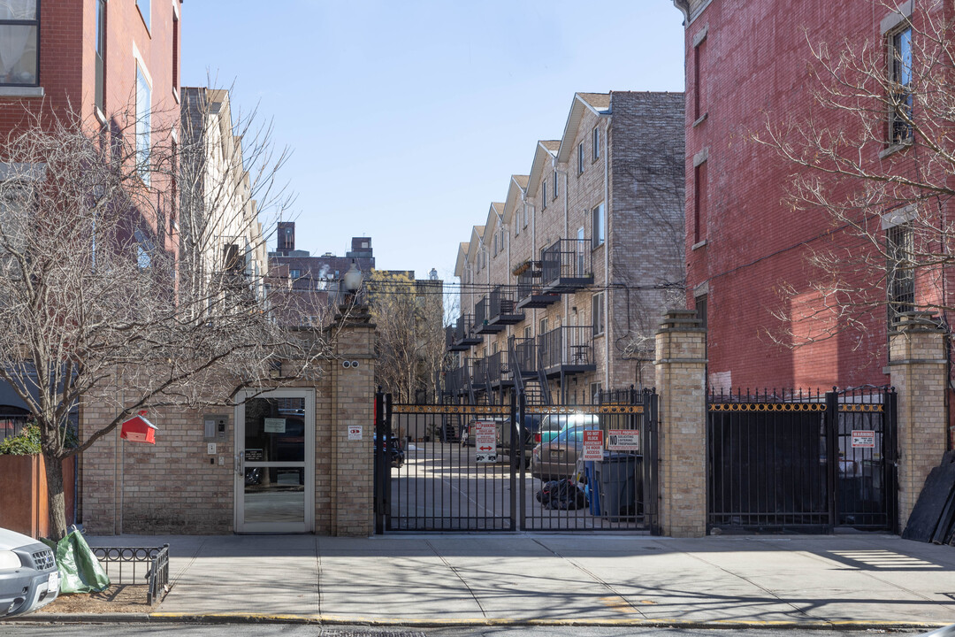 965B Kent Ave in Brooklyn, NY - Foto de edificio