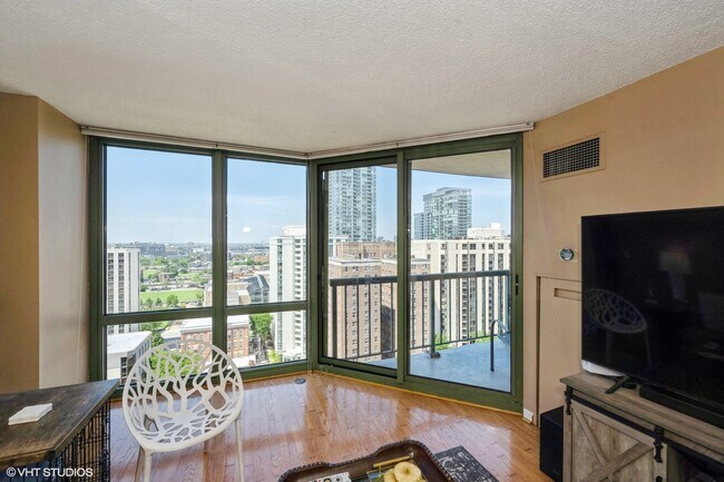 111 W Maple St, Unit 1508 in Chicago, IL - Building Photo - Building Photo