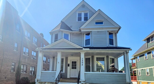 1302 W 116th St, Unit 2nd Fl