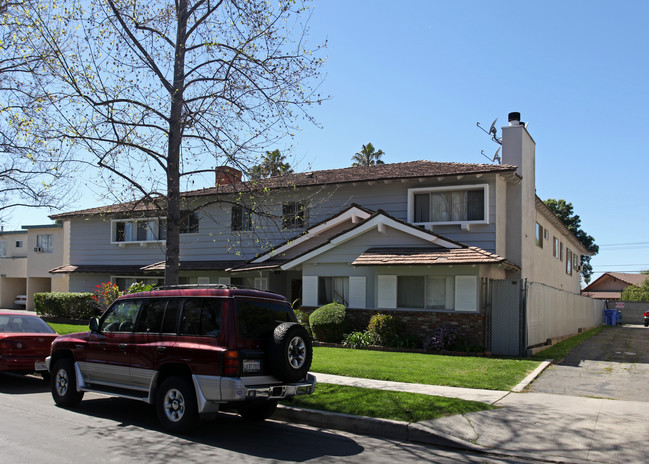 8351 Amigo Ave in Northridge, CA - Foto de edificio - Building Photo