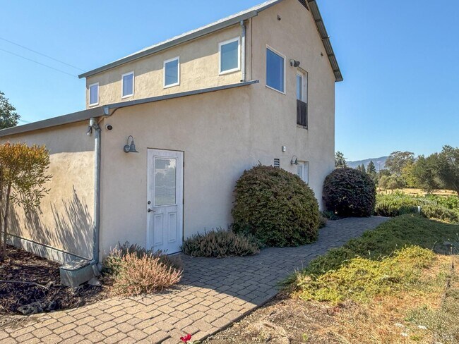 7031 Silverado Trail in Napa, CA - Foto de edificio - Building Photo