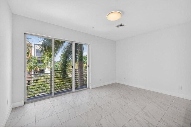 1044 NE 18th Ave, Unit 203 in Fort Lauderdale, FL - Foto de edificio - Building Photo