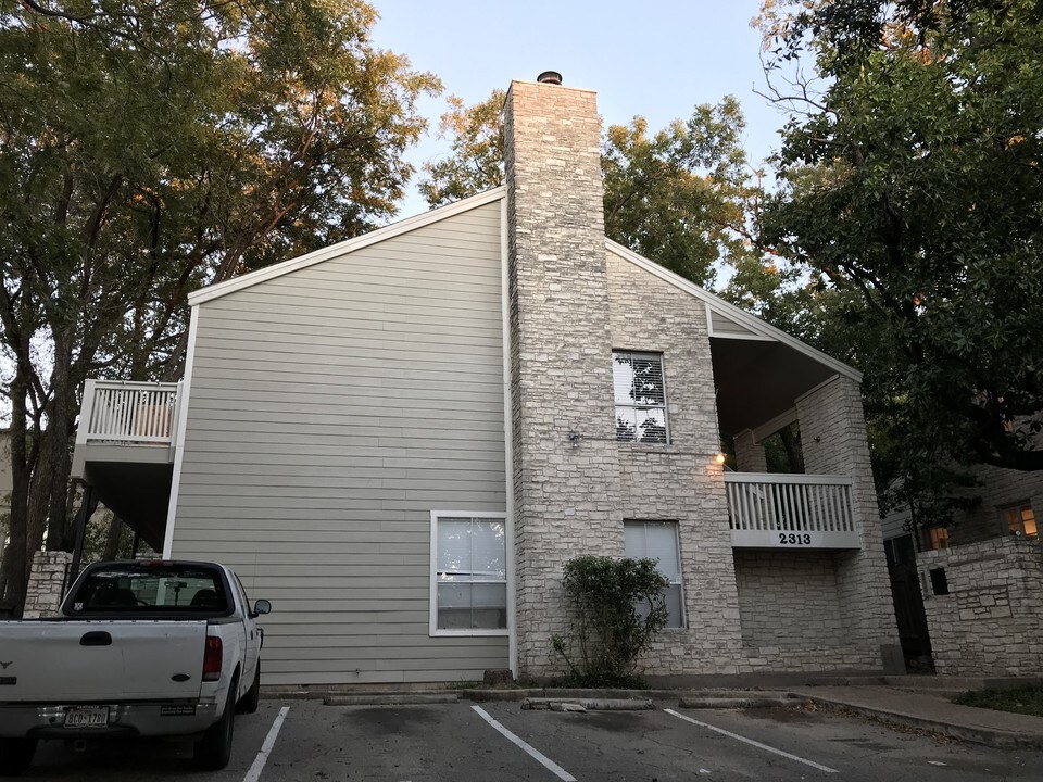 2313 Longview St, Unit 203 in Austin, TX - Foto de edificio