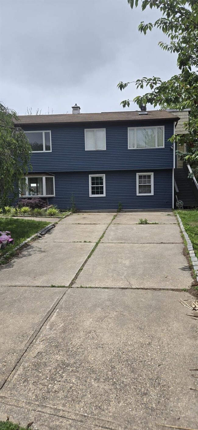 property at 4 Xenia Ct