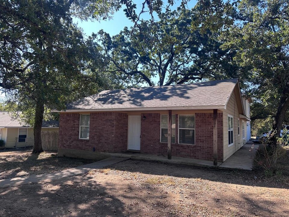 407 5th Ave in Smithville, TX - Building Photo