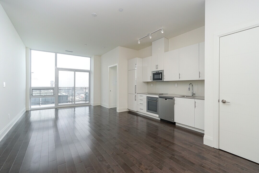 460 Adelaide St E in Toronto, ON - Building Photo