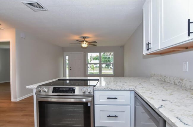 423 SE Parkway Dr in Stuart, FL - Foto de edificio - Building Photo