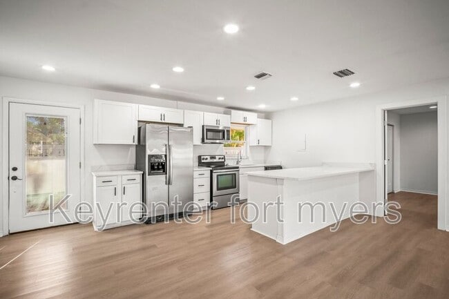 4293 Island Cir in Ft. Myers, FL - Building Photo - Building Photo