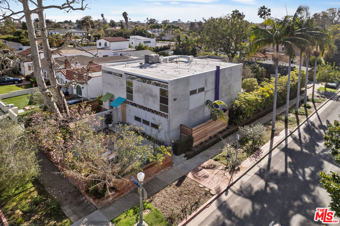 2153 Linnington Ave in Los Angeles, CA - Building Photo