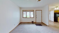 704 Clearview Dr, Unit 2 in Decorah, IA - Foto de edificio - Building Photo