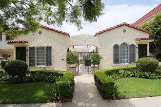 327 N Lapeer Dr in Beverly Hills, CA - Building Photo - Building Photo