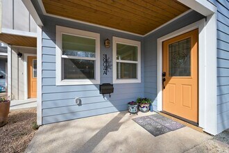 3904 Tonkawa Trail in Austin, TX - Foto de edificio - Building Photo