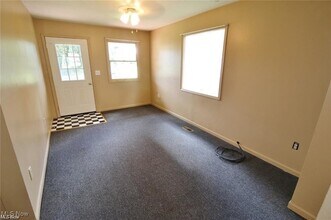 39 W 2nd St in Frazeysburg, OH - Building Photo - Building Photo