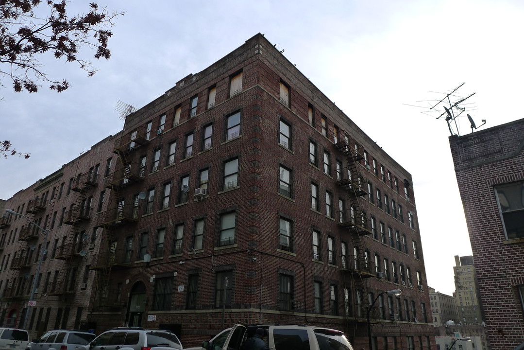 1702 Davidson Ave in Bronx, NY - Foto de edificio