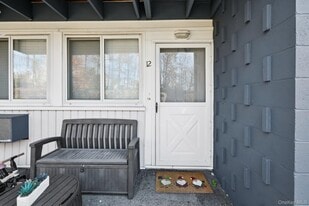 4 Wyndover Woods Ln in White Plains, NY - Building Photo