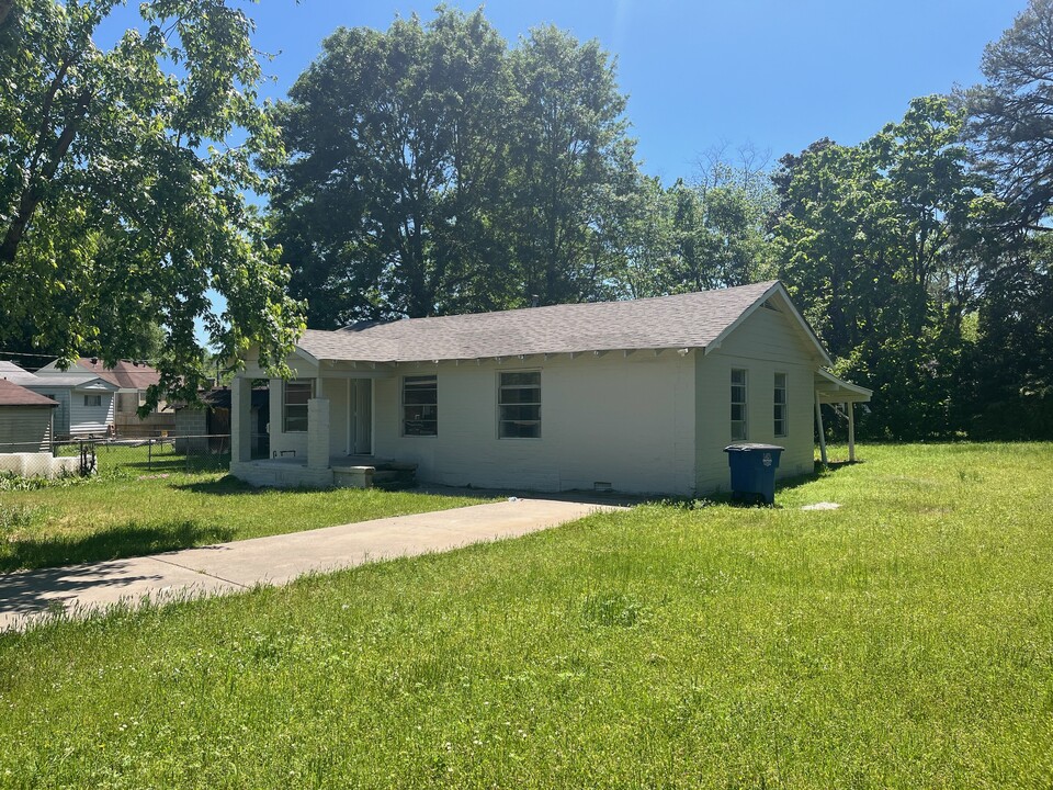 4912 Rogers St in North Little Rock, AR - Building Photo