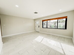 1847 Shore Acres Blvd NE in St. Petersburg, FL - Foto de edificio - Building Photo