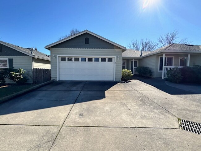 1540 Hollyhock Dr in Medford, OR - Building Photo - Building Photo