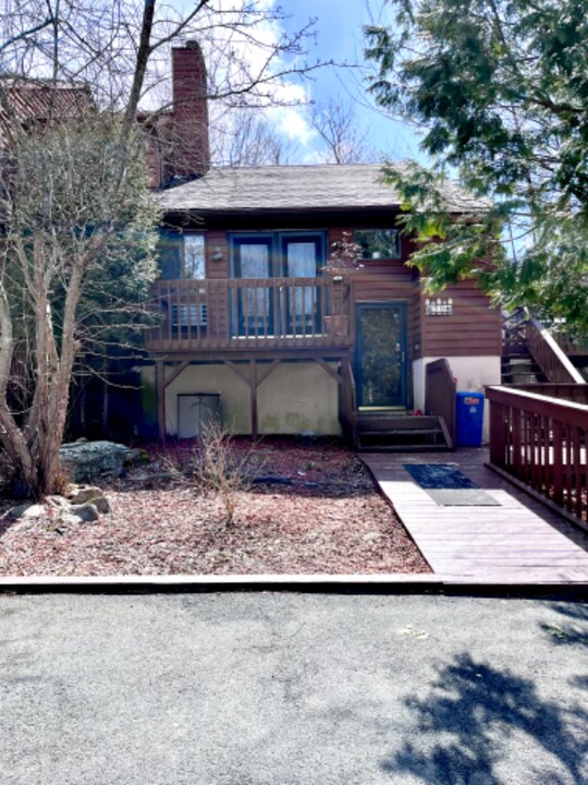 50 Meadowlark Ln in Woodridge, NY - Building Photo