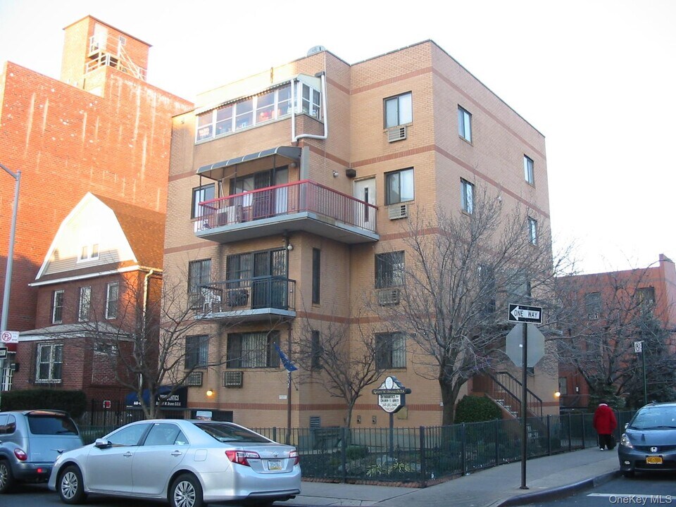 68-03 41st Ave in Queens, NY - Building Photo