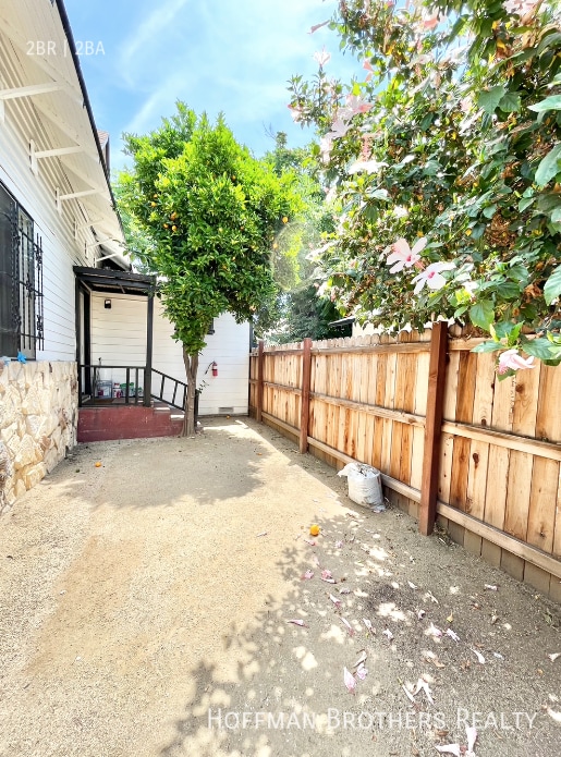 1936 New England St in Los Angeles, CA - Building Photo - Building Photo