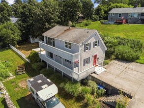 98 Hobson Ave in Tiverton, RI - Foto de edificio - Building Photo