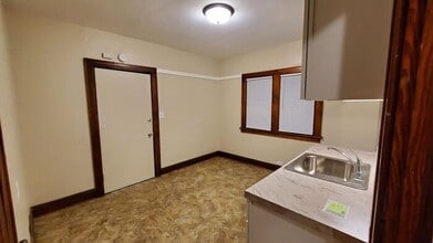 2562 N 37th St in Milwaukee, WI - Building Photo - Building Photo