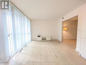 15 Iceboat Terr in Toronto, ON - Building Photo - Building Photo