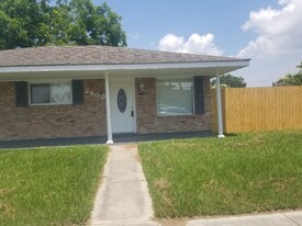 2300 Campagna Dr in Chalmette, LA - Building Photo