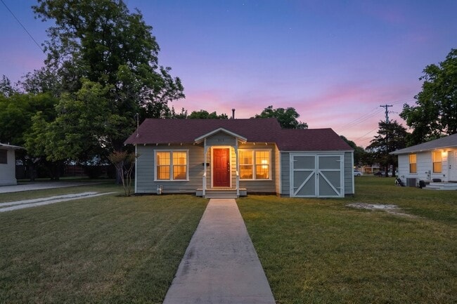 property at 913 17th St