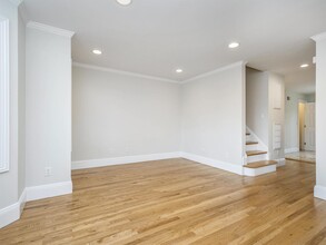 24 Pequot Ave in Port Washington, NY - Building Photo - Building Photo