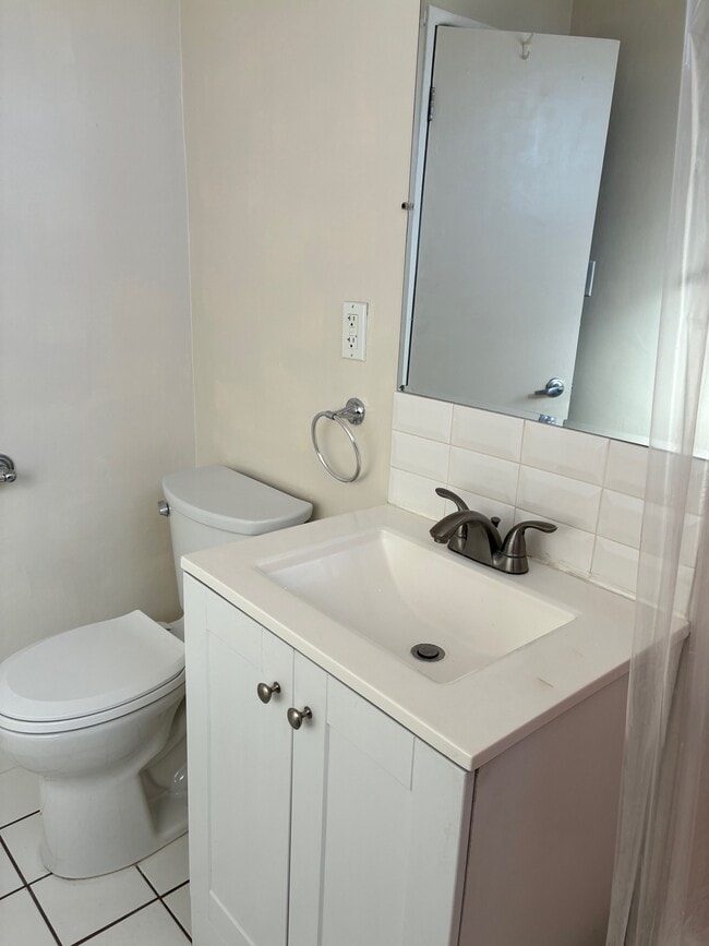 9412 1/2 Flower St, Unit 9412 flower st in Bellflower, CA - Foto de edificio - Building Photo