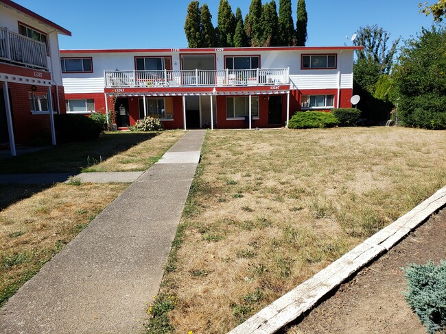 13283 SE Oatfield Rd in Milwaukie, OR - Building Photo - Building Photo