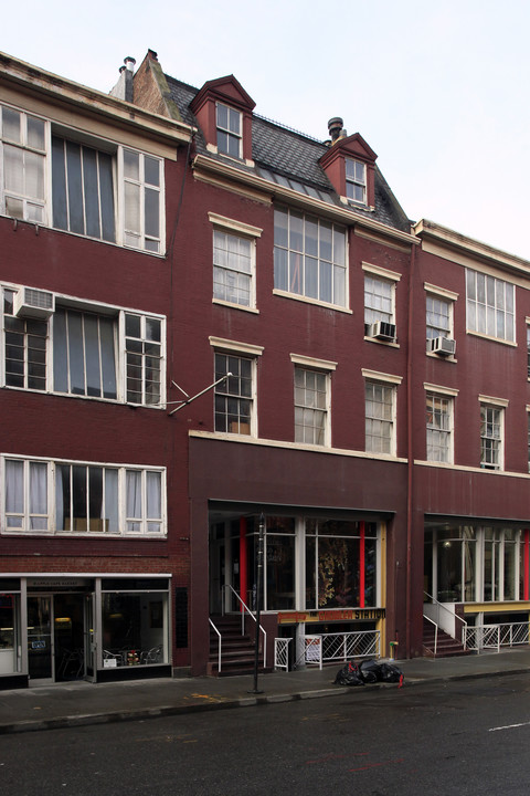 26 W 8th St in New York, NY - Building Photo