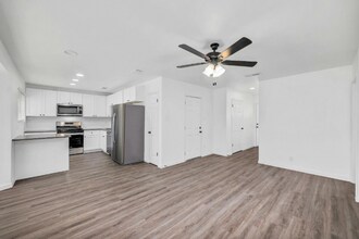 6506 King George Dr in Austin, TX - Foto de edificio - Building Photo