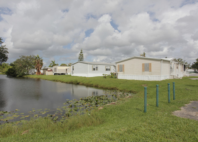 Sunshine Village in Davie, FL - Building Photo - Primary Photo