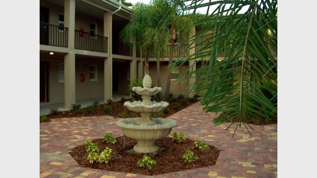 Keystone Courtyard Apartments in Tampa, FL - Foto de edificio - Building Photo