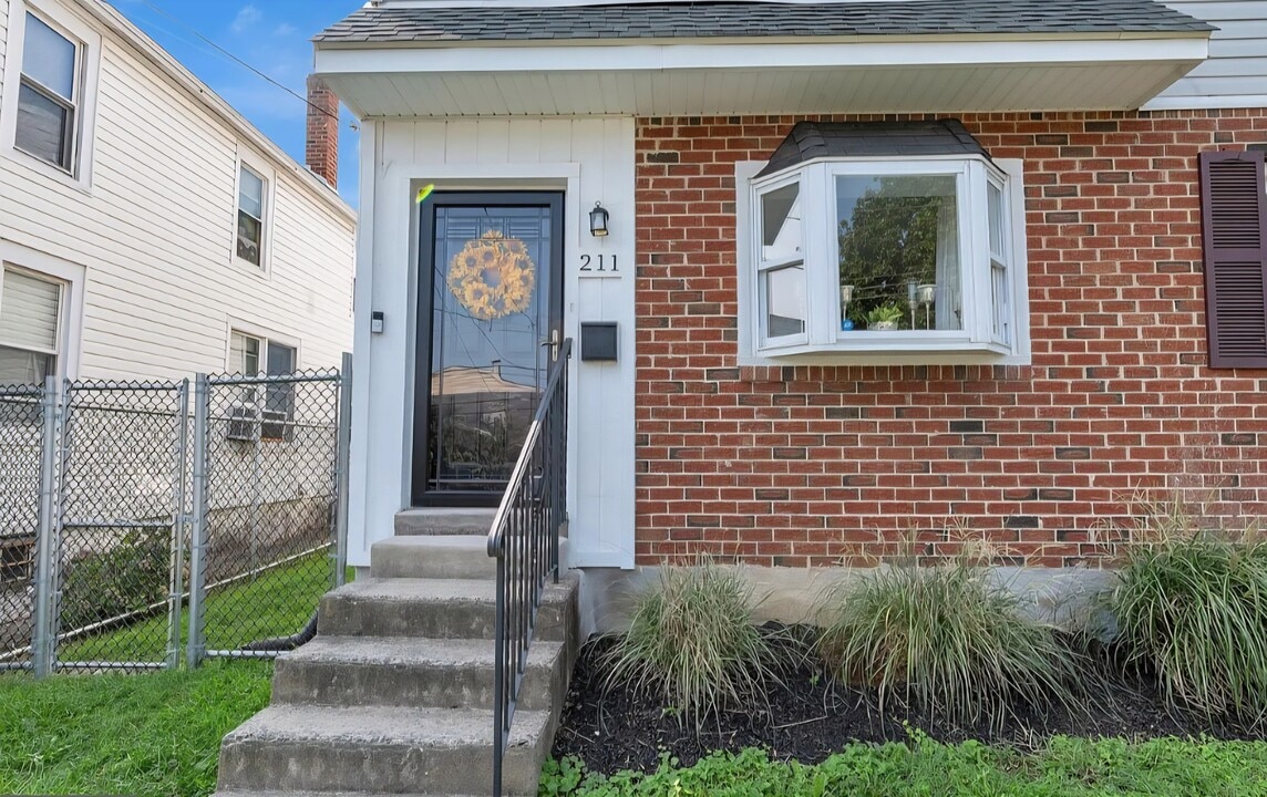 211 Johnson Ave in Upper Chichester, PA - Foto de edificio