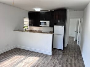 1265 S Cloverdale Ave, Unit 1265 1-2 in Los Angeles, CA - Building Photo - Building Photo
