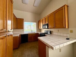 1121 Corfield Dr in Roseville, CA - Building Photo - Building Photo