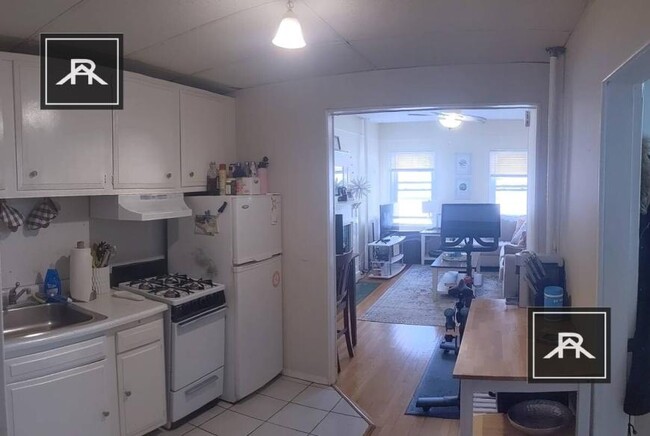 1305 Commonwealth Ave in Boston, MA - Building Photo - Building Photo