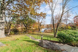 21 Heritage Vlg in Southbury, CT - Building Photo - Building Photo