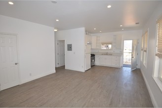 2729 San Marino St in Los Angeles, CA - Building Photo - Interior Photo