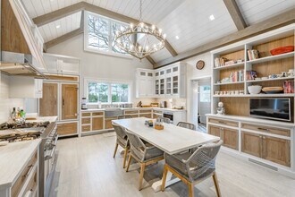 34 Head of Pond Rd in Water Mill, NY - Building Photo - Building Photo